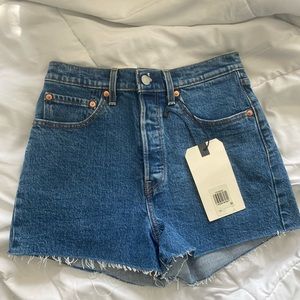 NWT Levi’s rib cage shorts size 28